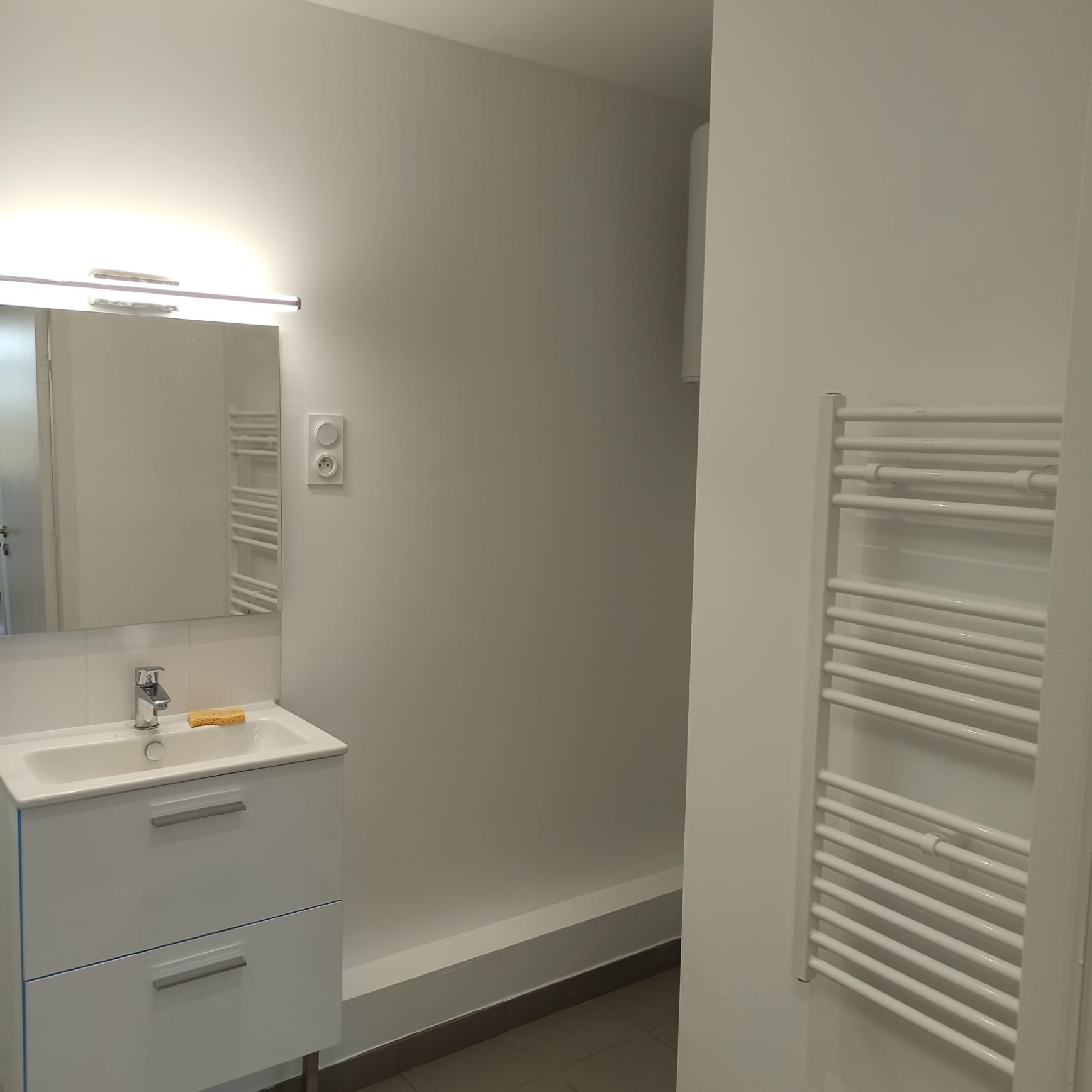 Intérieur avec revêtement mural texturé